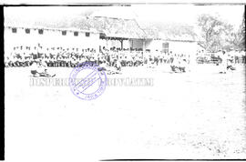 Para pemuda terlihat memperagakan kegiatan palang merah pada acara Peresmian Pembangunan Masyarak...