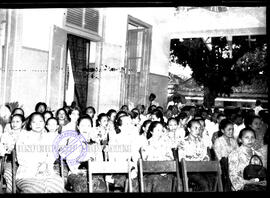 Ibu – ibu yang menjadi undangan pada Peringatan HUT Kemerdekaan Republik Indonesia ke 9 di gedung...