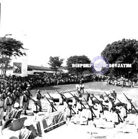 Upacara militer penggalian / pemakaman kerangka pahlawan 1945, 12 – 8 – 1961