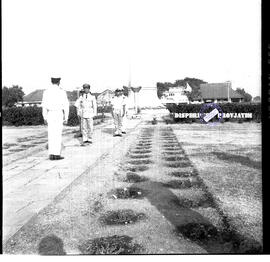 Suasana jalannya upacara peringatan Hari Maritim di depan kantor Gubernuran Surabaya, 21 – 8 – 1963