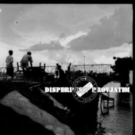 Penduduk Porong yang mengungsi di atas tanggul kali porong pada banjir Porong, 12 – 2 – 1959