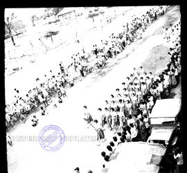 Barisan / parade dari PEMUDA DAN PELAJAR ketika melintas di sekitar tugu pahlawan pada peringatan...