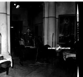 Seorang perwira sedang bersalaman dengan seorang kiai pada upacara penganugrahan gelar pahlawan n...