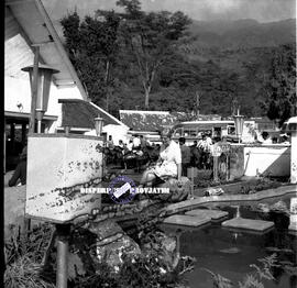 Seorang turis mancanegara asyik menikmati suasana didepan Hotel Tanjung, foto diambil pada kegiat...