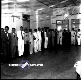 Para perwira dan pejabat sedang berdiri pada pembukaan eksposisi / pameran  operation board marit...