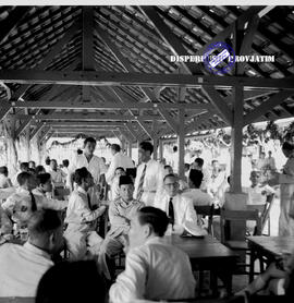 Suasana dalam pasar waktu pembukaan pasar Keputran  Surabaya, tgl Maret 1954.