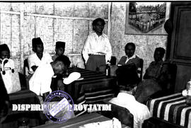 Suasana pertemuan anatara rombongan peninjau dengan perangkat desa di Giliketapang Probolinggo, -...