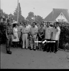 Seorang tentara dan kumpulan pegawai pada saat demonstrasi Anti Armada ke VII Amerika Serikat (AS...