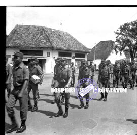 Barisan sukarelawan Irian Barat dari Jawa Timur ketika parade di jalanan Surabaya,  16 – 2 – 1962