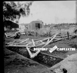 Rumah penduduk yang porak poranda diterjang angin puyuh di daerah Perak, Surabaya, tahun 1959