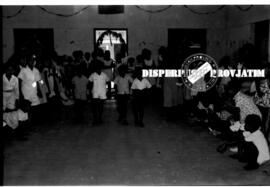 Anak-anak tengah mengikuti lomba membawa kelareng dalam peringatan hari kanak-kanak di surabaya, ...