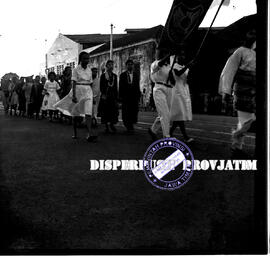 Pawai barisan pemuda pelajar ketika melintas di depan R. Zangrandi di Surabaya,  17 – 8 – 1959