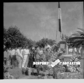 Tugu Cak Gondo Durasim, pada hari peringatan. Cak Gondo Durasim lahir di Jombang, Jawa Timur. Ia ...