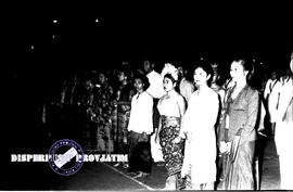 Menyalakan api / obor oleh pemuda dan pemudi mengenakan dalam malam peringatan Hari Sumpah Pemuda...