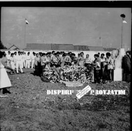 Upacara peletakkan karangan bunga di makam W.R. Supratman pada peringatan Hari Sumpah Pemuda di S...