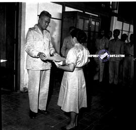 Walikota Surabaya Moerachman saat penganugerahan bintang gerilya kepada Bu Darsih pegawai kantor ...