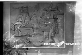Relief dinding tentang industrialisasi pada pameran CEFI (Center For Economical Fairs of Indonesi...