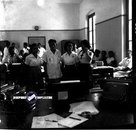 Foto bersama di dalam ruang kantor pada peringatan Hari Maritim di Surabaya, 21 – 8 – 1963