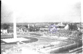 Suasana upacara Peringatan hari pahlawan foto diambil dari gedung kantor gubernuran  Surabaya,  1...