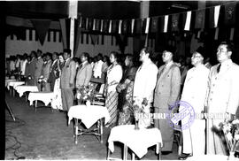 Para hadirin sedang berdiri pada Kongres Nahdlatul Ulama (NU) di Surabaya, 8 – 9 – 1954