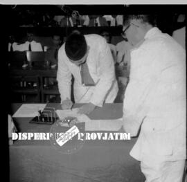 Penandatanganan penyerahan Jawatan Lalu Lintas Darat / Laut ke daerah di Surabaya, 26  – 1 – 1959