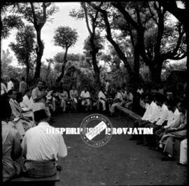 Pejabat / Petugas penyuluh tengah memberikan penyuluhan kepada para pengurus desa dan rakyat Kepu...