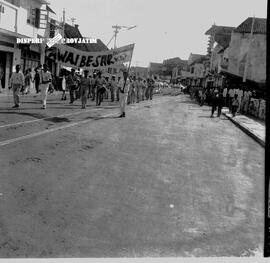 Barisan sukarelawan Angkatan Darat yang  ikut dalam pawai peringatan dasawarsa Asia Afrika disaks...