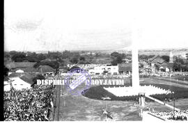 Jalannya upacara peringatan hari pahlawan yang bertempat di tugu pahlawan, foto diambil dari mena...