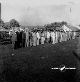 Barisan para pejabat dan kaum ekspatriat/perwakilan negara asing dalam upacara peringatan hari Ke...