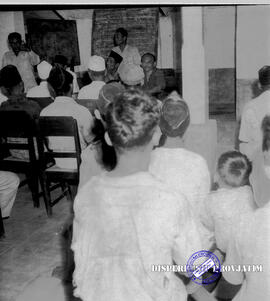 Pembangunan ke Djabung (Tumpang) Malang, tgl. 23 Maret 1957. Warga sedang mendengarkan pengarahan...