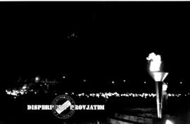 Presiden Sukarno / Soekarno memberikan wejangan dalam malam peringatan Hari Sumpah Pemuda di Tugu...