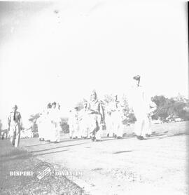 Peserta defile dari kesatuan marching band tampak memasuki halaman an balai kota pada peringatan ...
