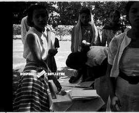 Kegiatan panitia peringatan HUT Kemerdekaan RI ke 8 di gedung negara grahadi surabaya, 17 – 8 – 1953