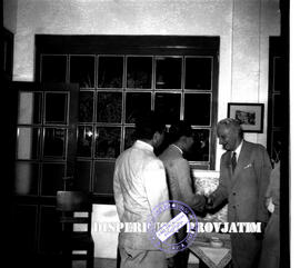 100 tahun Drekkerij Fuhri, perusahaan / penerbit / percetakan negara belanda di surabaya, merupak...