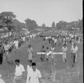 Suasana demonstrasi Anti Armada ke VII  Amerika Serikat (AS) di Surabaya, terlihat dengan membawa...