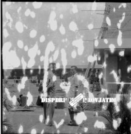 Tiga orang sedang mengamati atap  bangunan dalam kerja bhakti dalam rangka  memperingati hari sum...