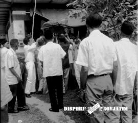 Suasana rumah duka, terlihat mobil jenazah yang digunakan untuk mengangkut jenazah Almarhum Hardj...