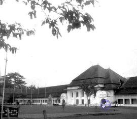 Fakultas kedokteran UNAIR Surabaya. Depan gedung fakultas kedokteran UNAIR, tahun 1956