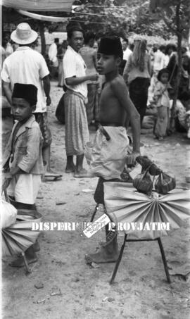 Impresi kehidupan sehari – hari masyarakat Madura. Seorang pemetik nira di Madura 7 Mei 1957.