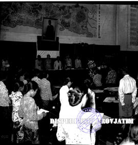 Para undangan sedang berdiri, pada acara peringatan hari kartini yang di peringati di kantor gube...