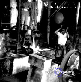 Pembangunan ke Djabung (Tumpang) Malang, tgl. 4 April 1957. Suasana dalam pembangkit listrik