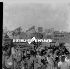 Seorang pejabat / tokoh sedang berpida di podium, tampak diatas podium logo PNI dengan bertuliska...