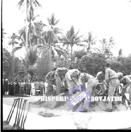 Suasana pemakaman Ibu Sastrodihardjo di Surabaya yang dimakamkan secara milter, tahun 1958