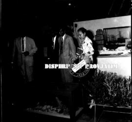 Kunjungan Sekjen di stand pameran CFI di Surabaya, tahun 1958