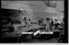 Persiapan stand eksposisi / pameran PMI (Palang Merah Indonesia) di Surabaya yang ditinjau / diha...