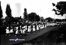 Gerak jalan kontingen wanita pada peringatan Hari Kartini di Surabaya  21 – 4 – 1953