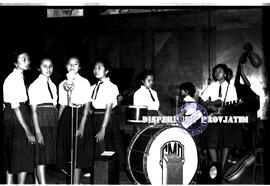 Sebuah pop singer yang tampil dengan semua personil wanita pada peringatan Hari Kartini di Balai ...