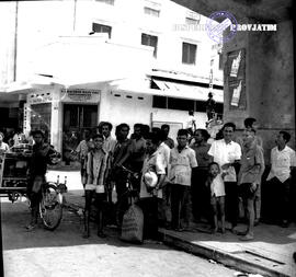 Peringatan 10 Nopember : Suasana Kota Surabaya di depan PT Baluran Raya Coy Jl. Pahlawan No. 20 S...