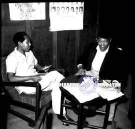 H. Sjirad keliling asia tenggara, berbicang dengan seorang pejabat di Djapen Djatim, 8 – 11 – 1956