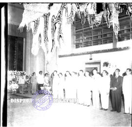 Para hadirin sedang berdiri pada resepsi malam peringatan ulang tahun RRT (Republik Rakyat Tiongk...